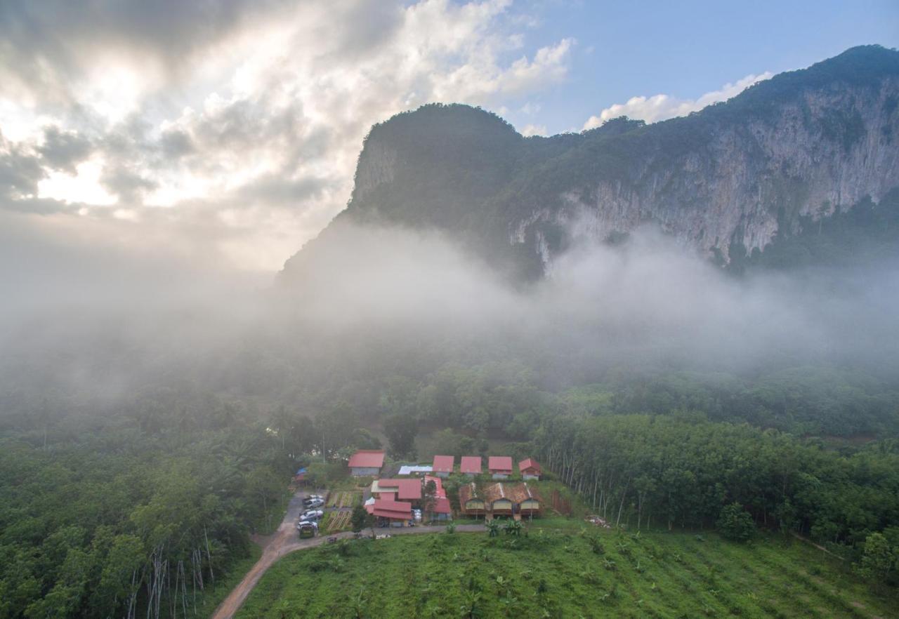 Hotel Bansuanphutarn Ban Pha Saeng Lang Esterno foto