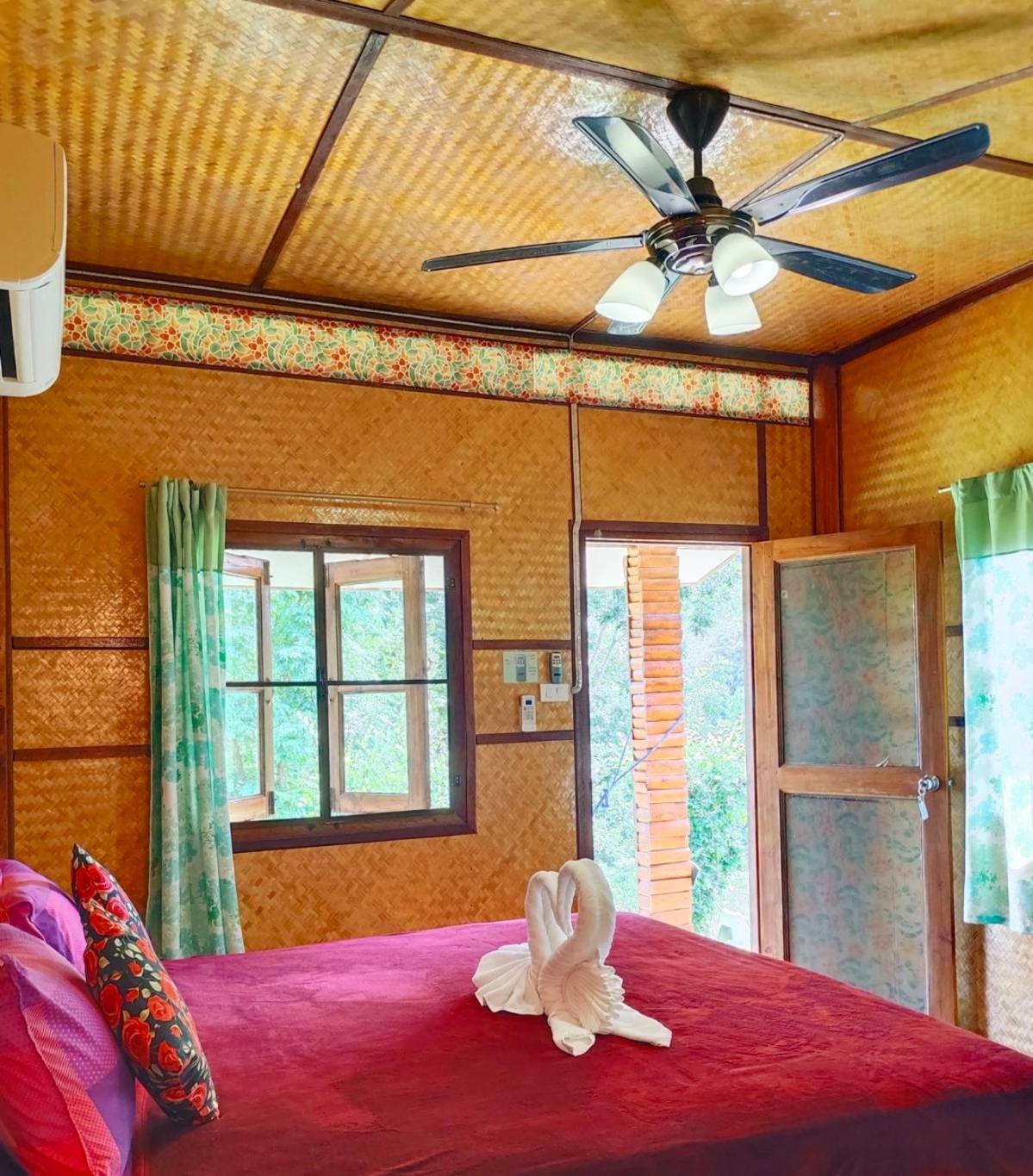 Hotel Bansuanphutarn Ban Pha Saeng Lang Esterno foto